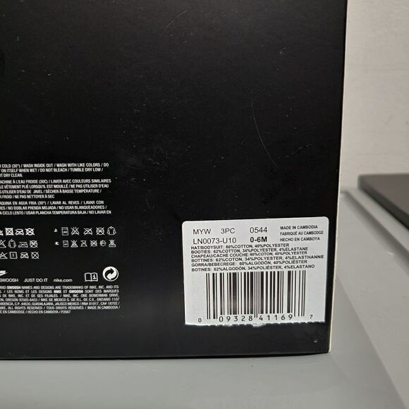 Nike Baby Boy Newborn 0-6 Months Bodysuit Hat & Booties Red/White New - Picture 3 of 7